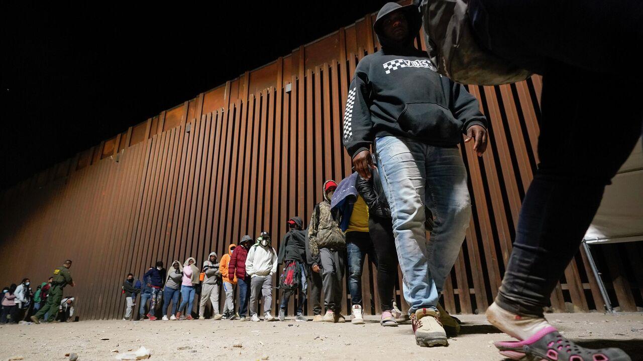 Границу Мексики и США пересекли более 125 тысяч нелегальных мигрантов