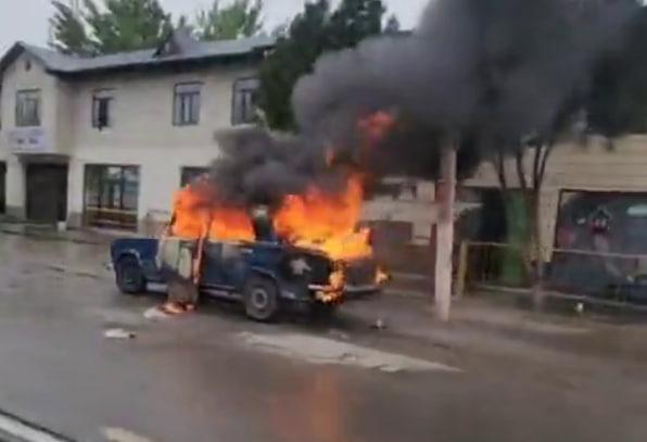 В Андижане прямо на дороге сгорел автомобиль – видео