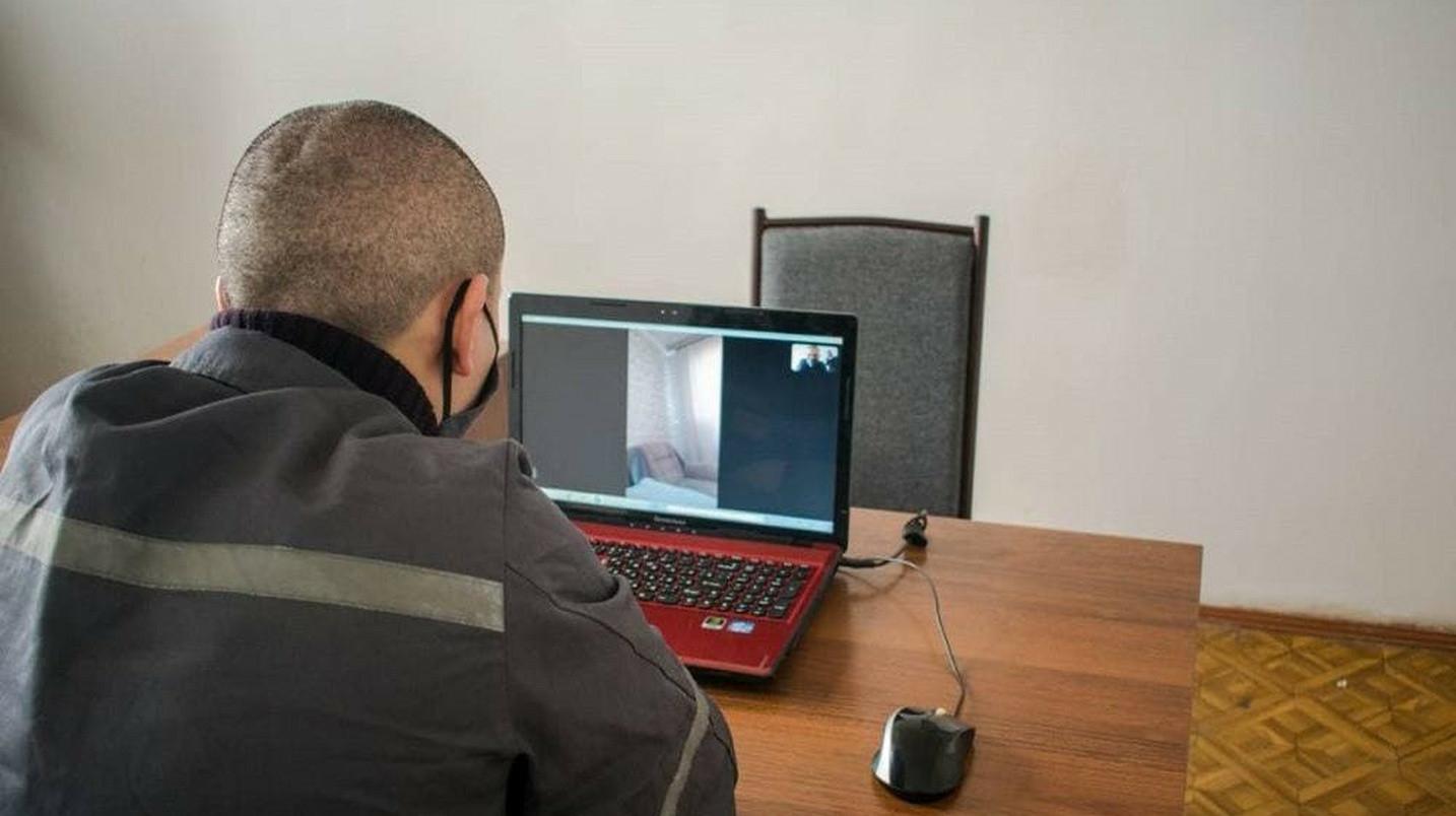 В Узбекистане заключенным разрешат звонить родственникам по видеосвязи