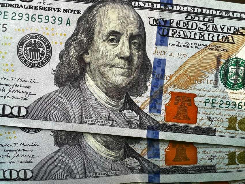 Марказий банк: Доллар курси 12 700 сўмдан «ошиб кетди»