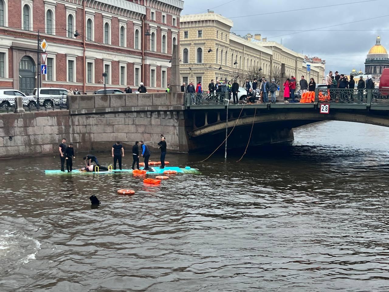 В Санкт-Петербурге автобус упал в реку: погибли 7 человек