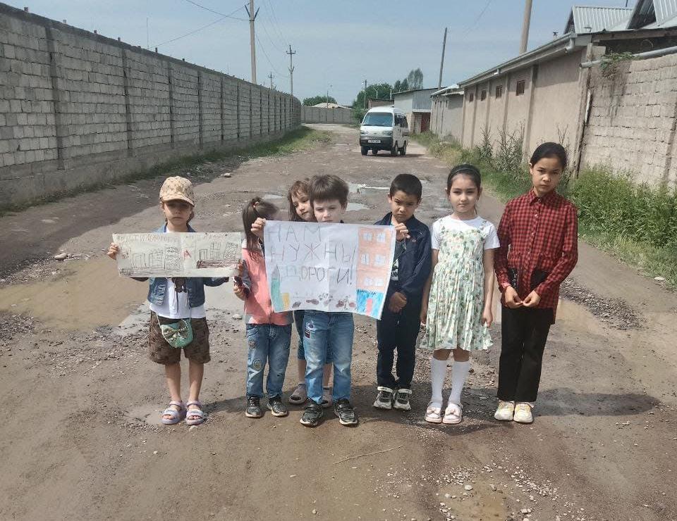 В Чирчике дети вышли с плакатами и попросили отремонтировать дорогу