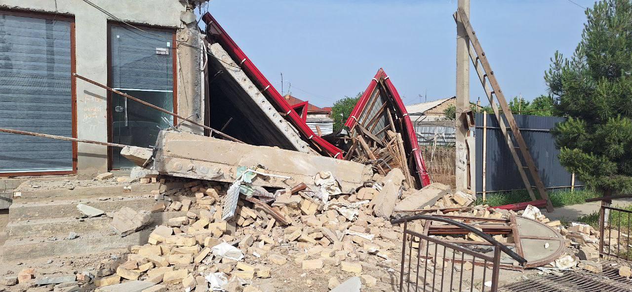 В Самарканде во время рытья котлована обрушился соседний дом — видео