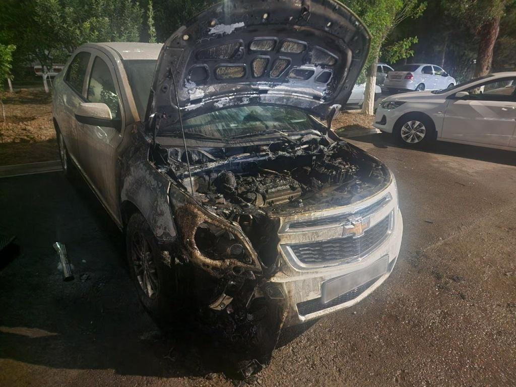 В Ташкенте загорелся автомобиль Cobalt: никто не пострадал