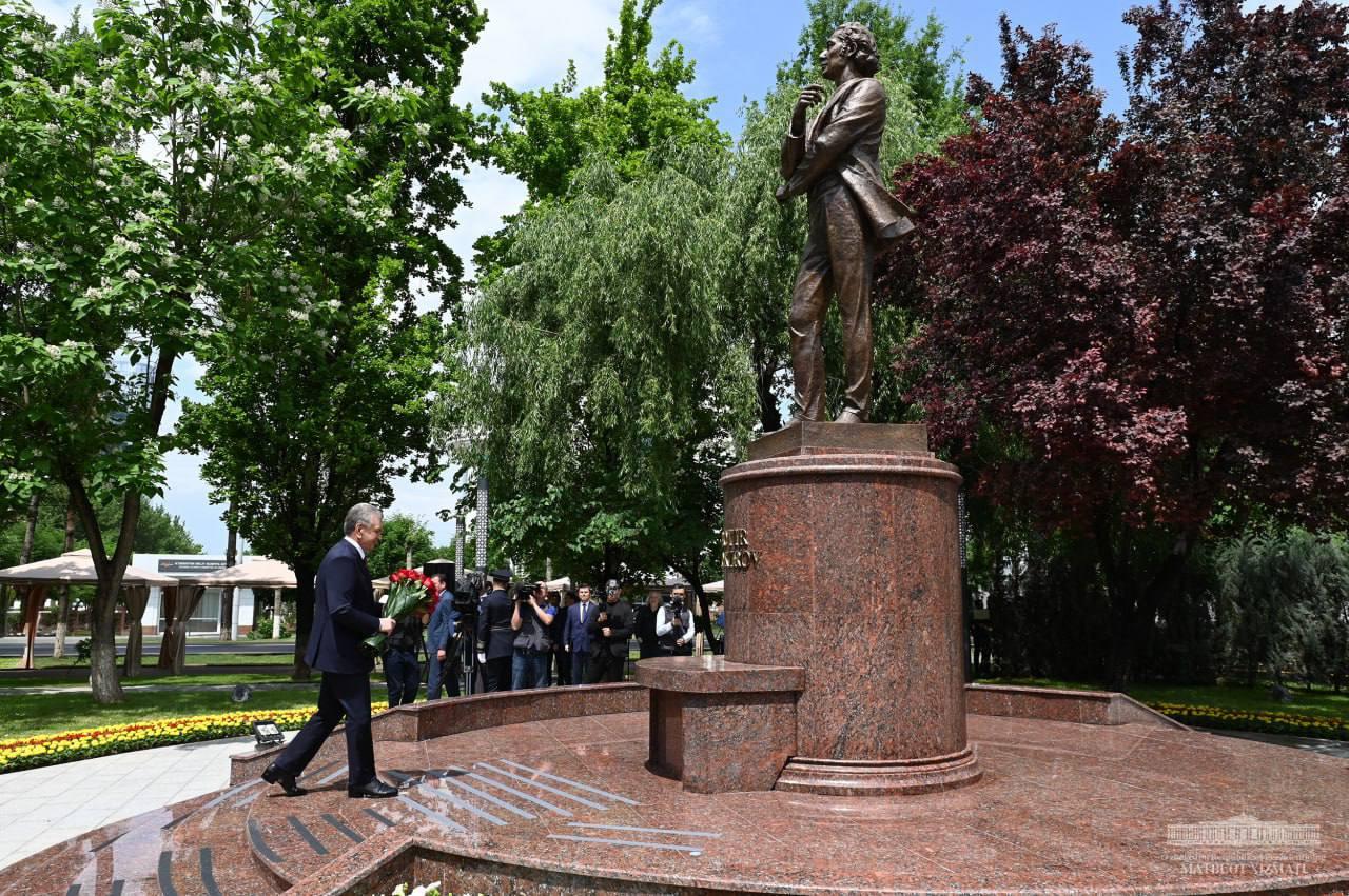 Президент открыл в Ташкенте памятник народному артисту Батыру Закирову