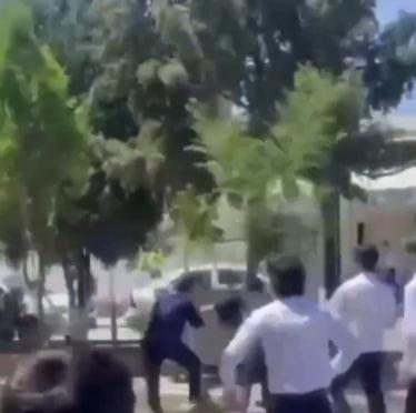 В Намангане школьники избили охранника — видео