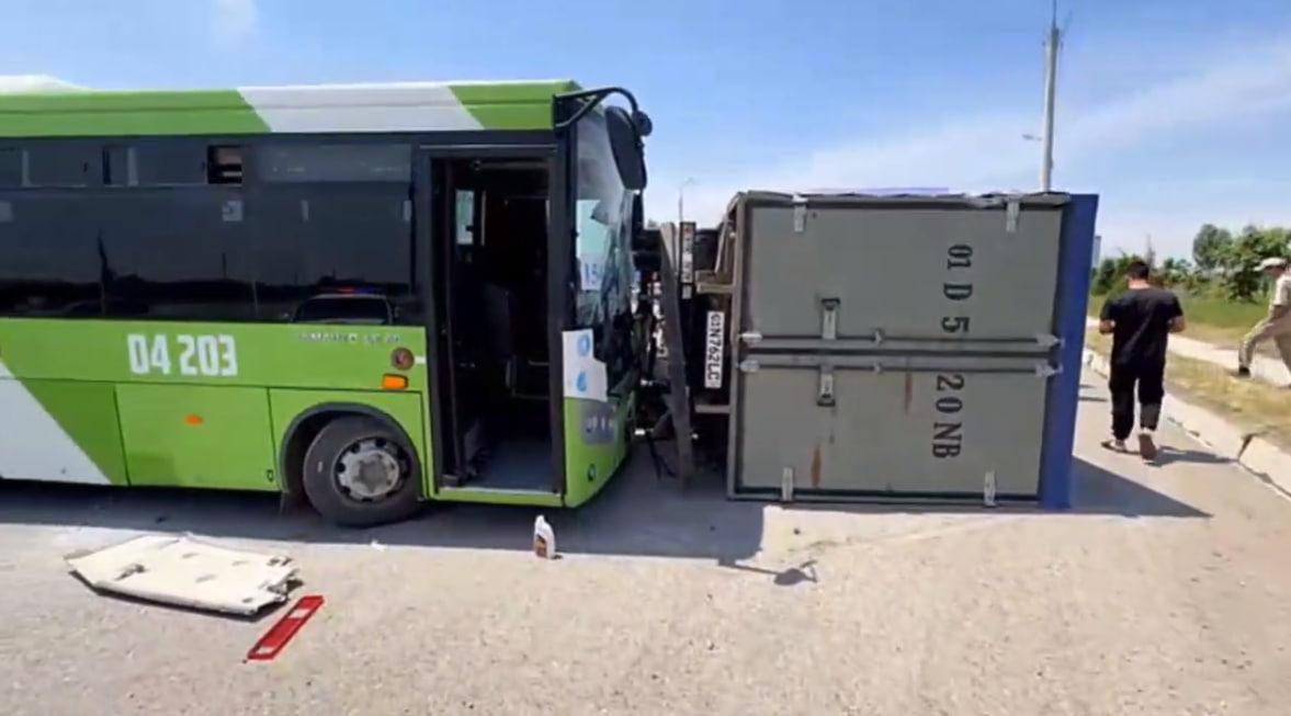 В Ташкенте грузовик столкнулся с пассажирским автобусом — видео