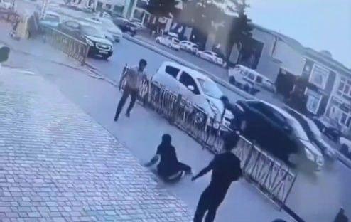 В Фергане 18-летний парень несколько раз ударил ножом стоявшего у дороги человека — видео