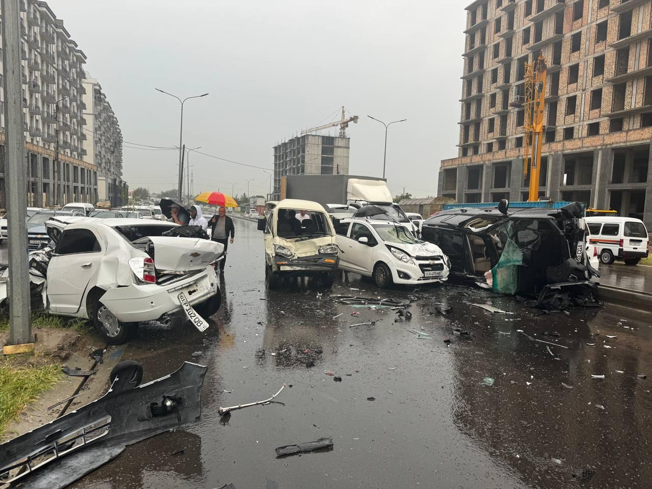 В Ташкентской области произошло смертельное ДТП с участием четырех автомобилей
