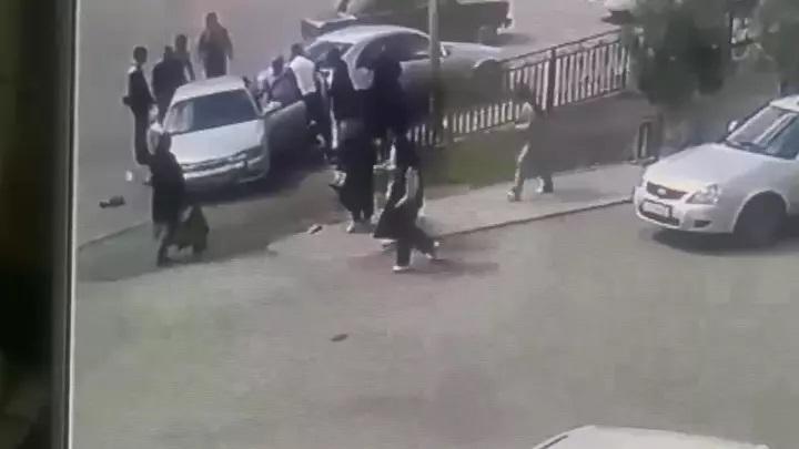 В Казахстане ребенок снял автомобиль с ручника и наехал на 5 человек