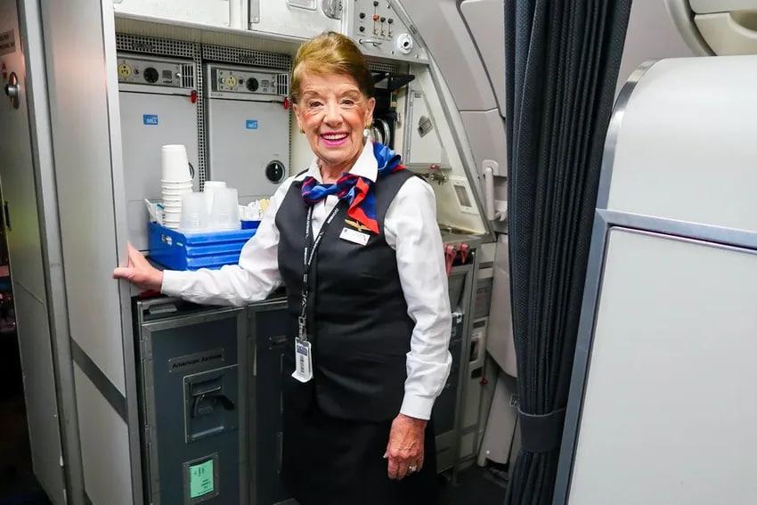 Умерла самая возрастная стюардесса в мире