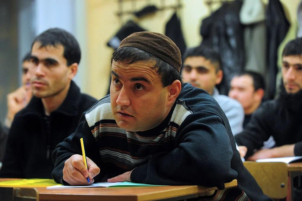 С начала года число мигратов, заваливших экзамены в России, выросло в 10 раз