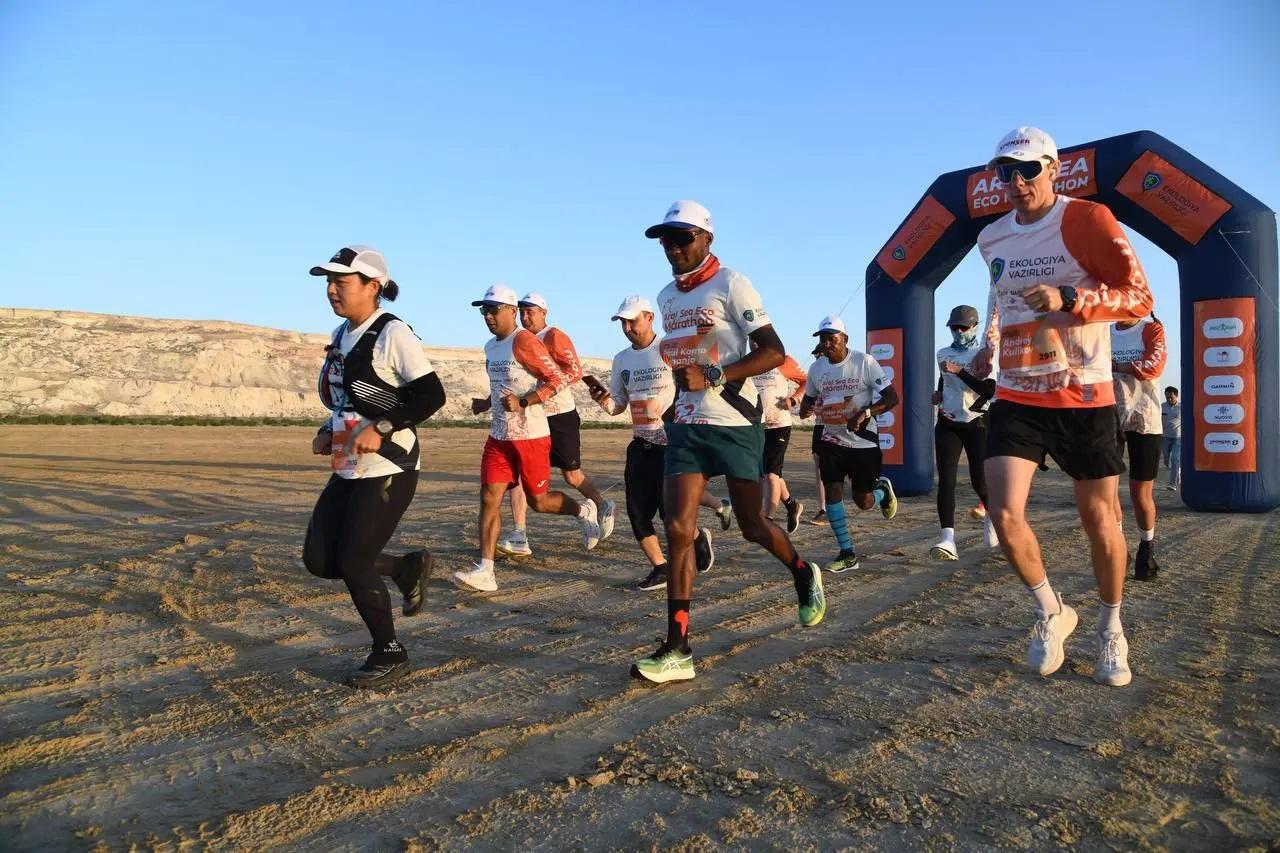 Орол денгизининг қуриган тубида Aral Sea Eco Marathon бўлиб ўтди