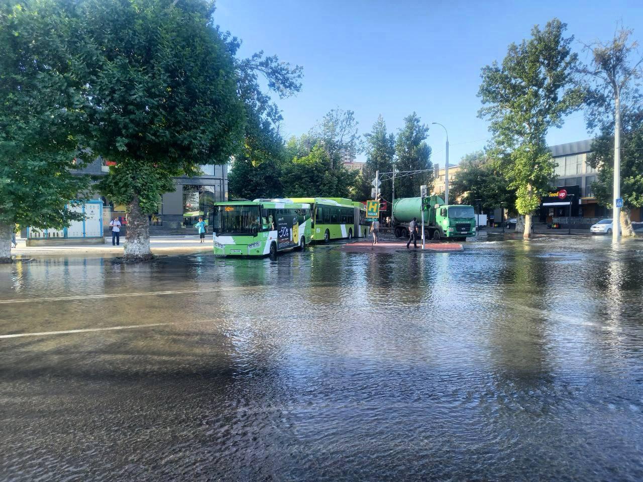 В Юнусабадском районе Ташкента затопило дворы, дороги и тротуары — видео