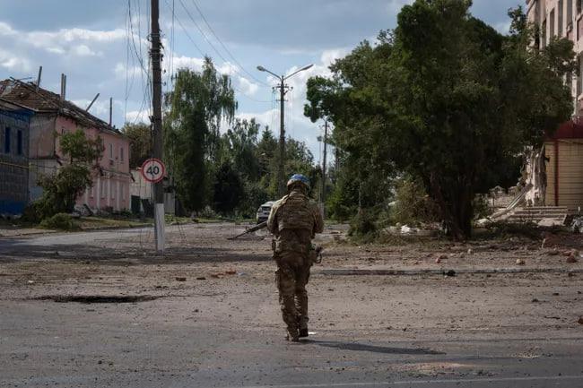 «Россия отправляет много войск и артиллерии, у нас много убитых» — CNN поговорили с ВСУ в Курской области