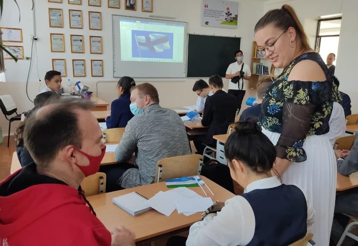 Финская учительница начала преподавать в одной из школ Навоийской области
