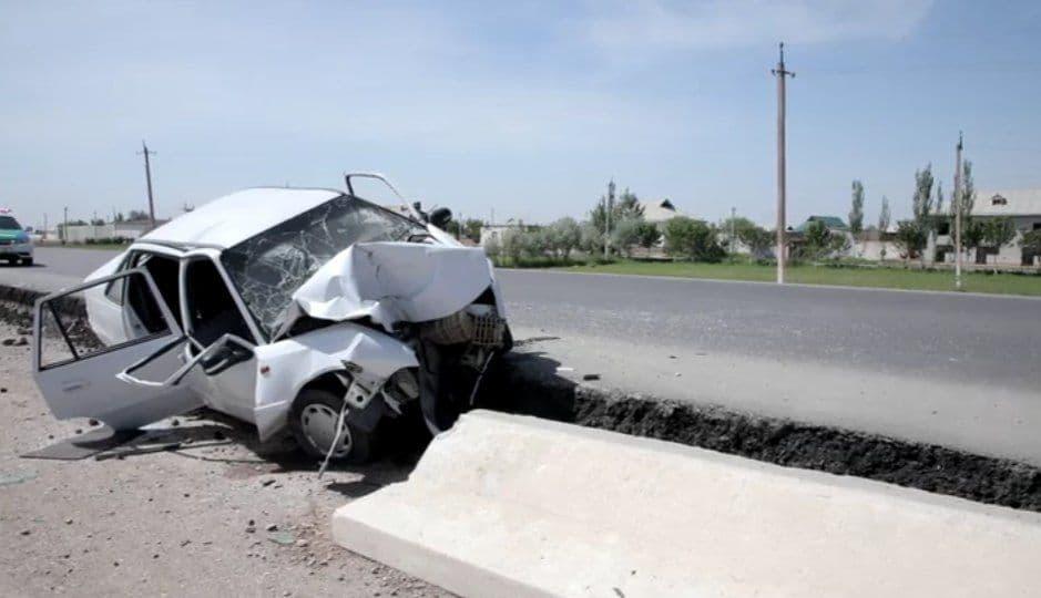 Автомобиль Nexia-2 врезался в бетонное ограждение в Сурхандарье: один человек погиб - видео