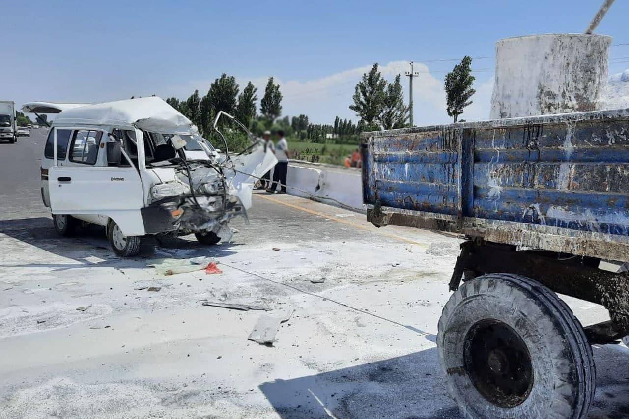 Пассажир Damas скончался после столкновения с трактором в Фергане - фото