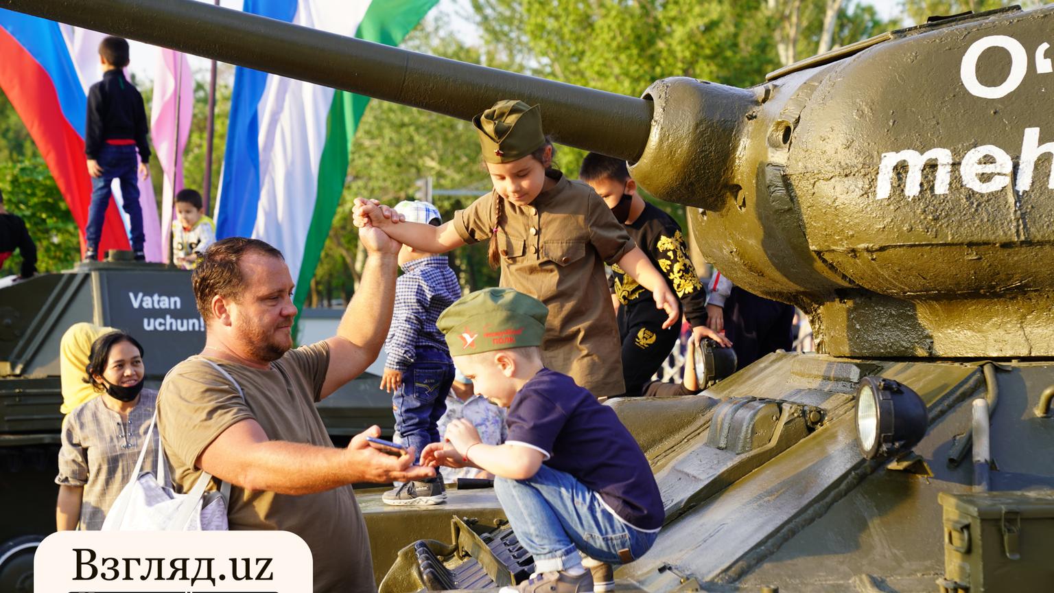 Танки, пилотки и вагоны: как справили праздник 9 мая ташкентцы в парке «Победы» - фоторепортаж