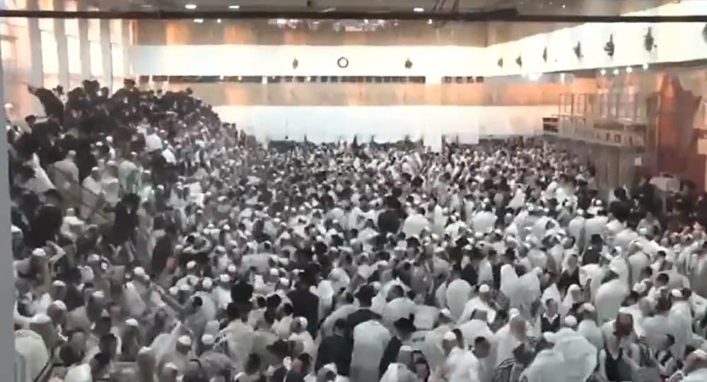 Во время молитвы в Израиле обрушилась трибуна с 600 людьми - видео