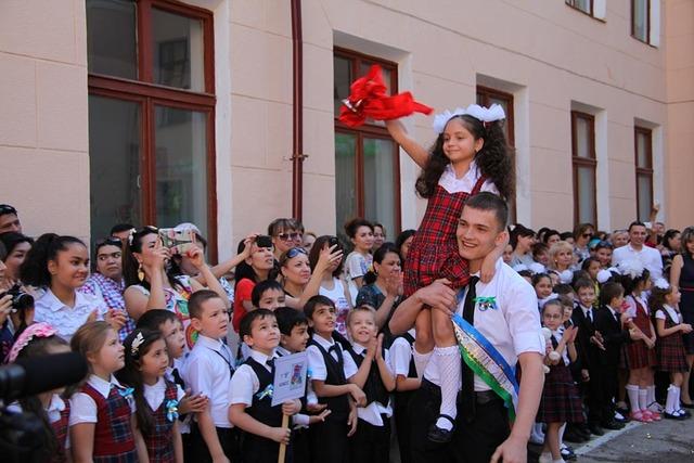 В некоторых школах Ташкента запретили надевать ленты выпускников во время последнего звонка - фото