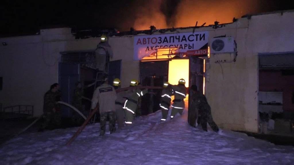 В Сырдарьинской области загорелся магазин автозапчастей - видео