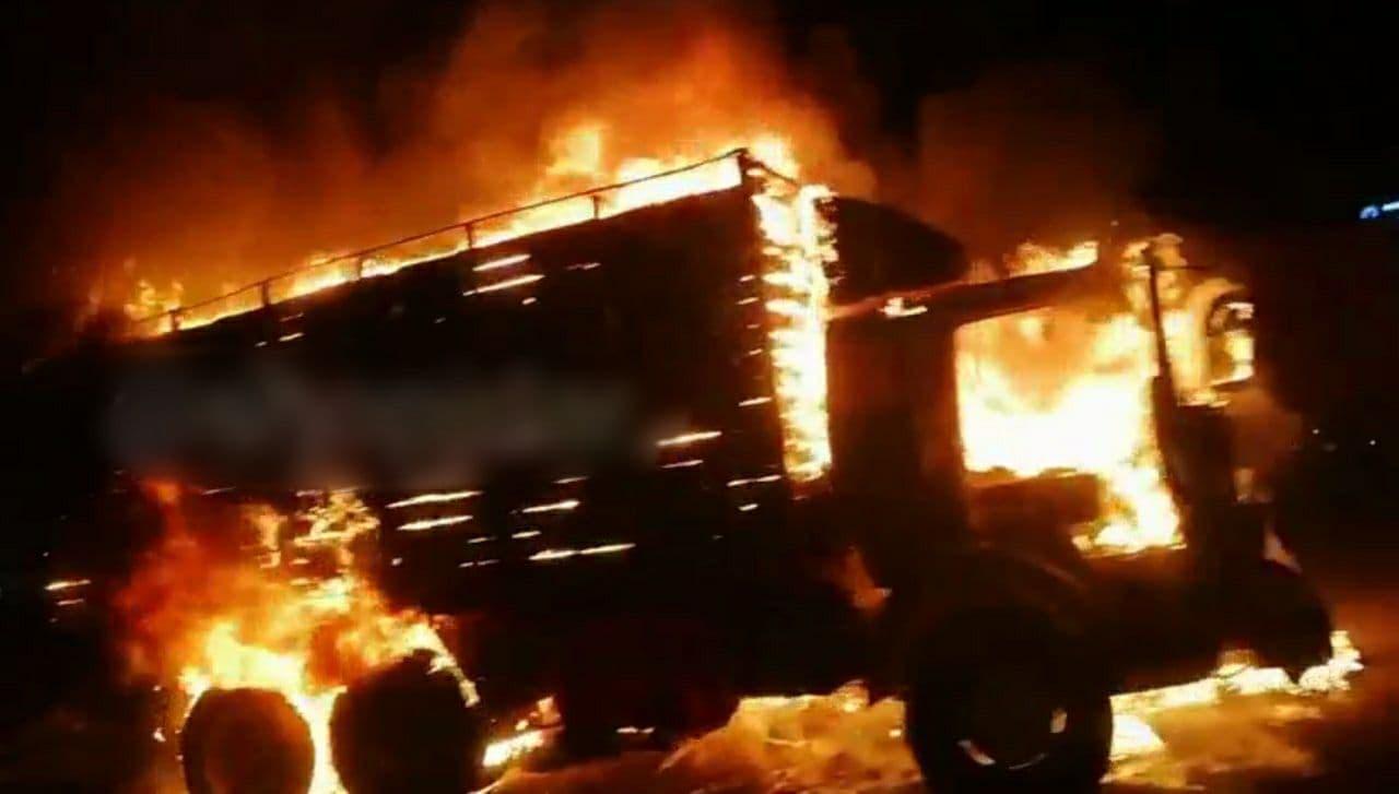 В Ташкентской области загорелись два грузовика и Lacetti - видео