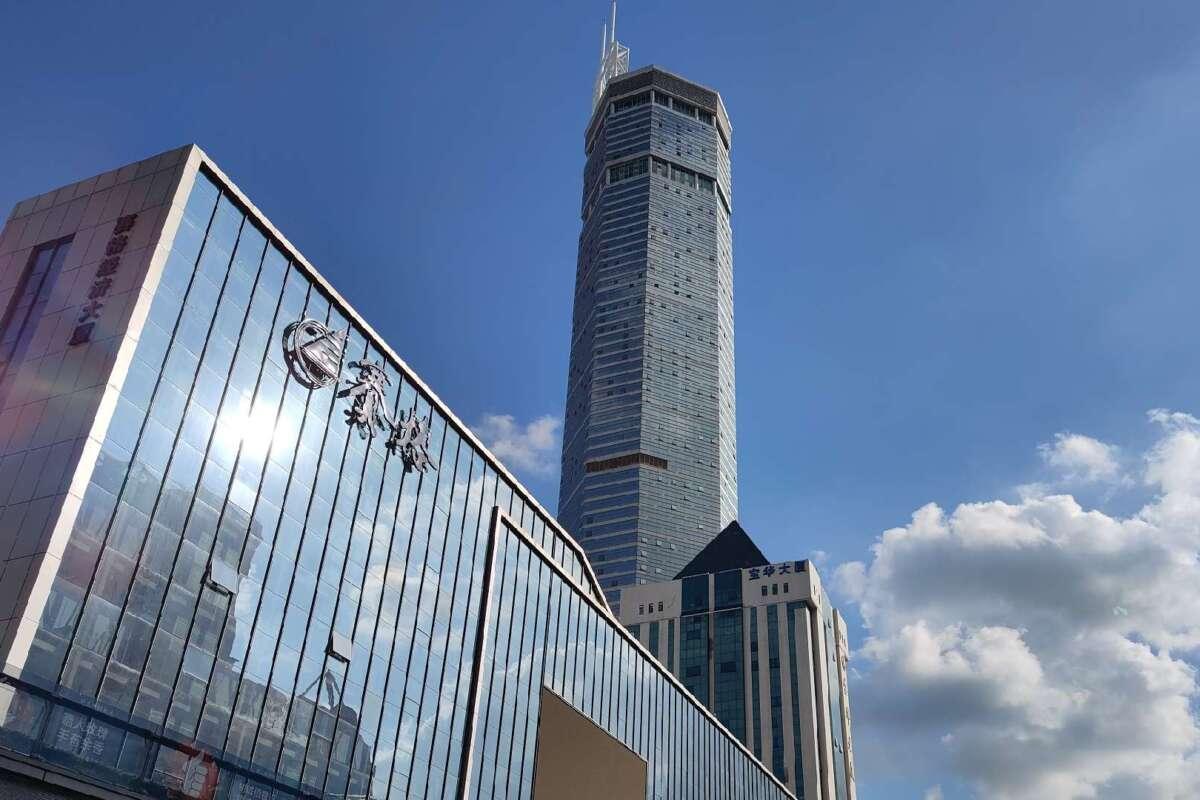 В Китае зашатался 300-метровый небоскреб: 15 тысяч человек эвакуировали - видео