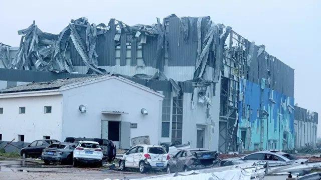 В Ухане от сильного торнадо пострадали более 200 человек: есть погибшие - видео