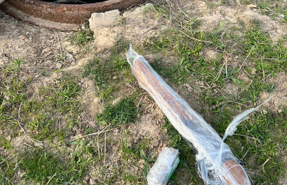 На границе Киргизии и Узбекистана обнаружили схрон с оружием