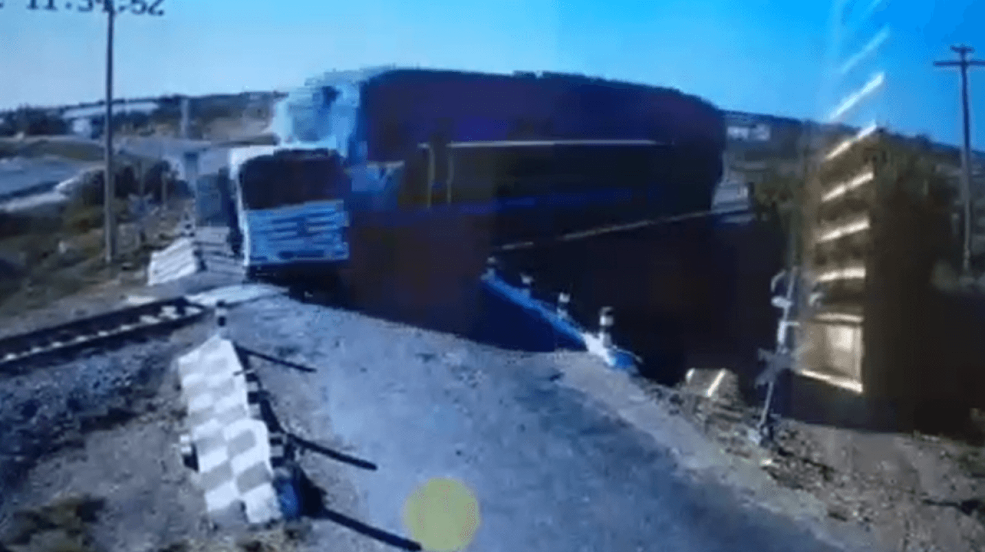 В Бухаре поезд «напоролся» на грузовик: водитель умер на месте