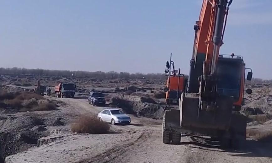 В Самарканде бизнесмены раскопали берег реки Карадарья для добычи песка и гравия