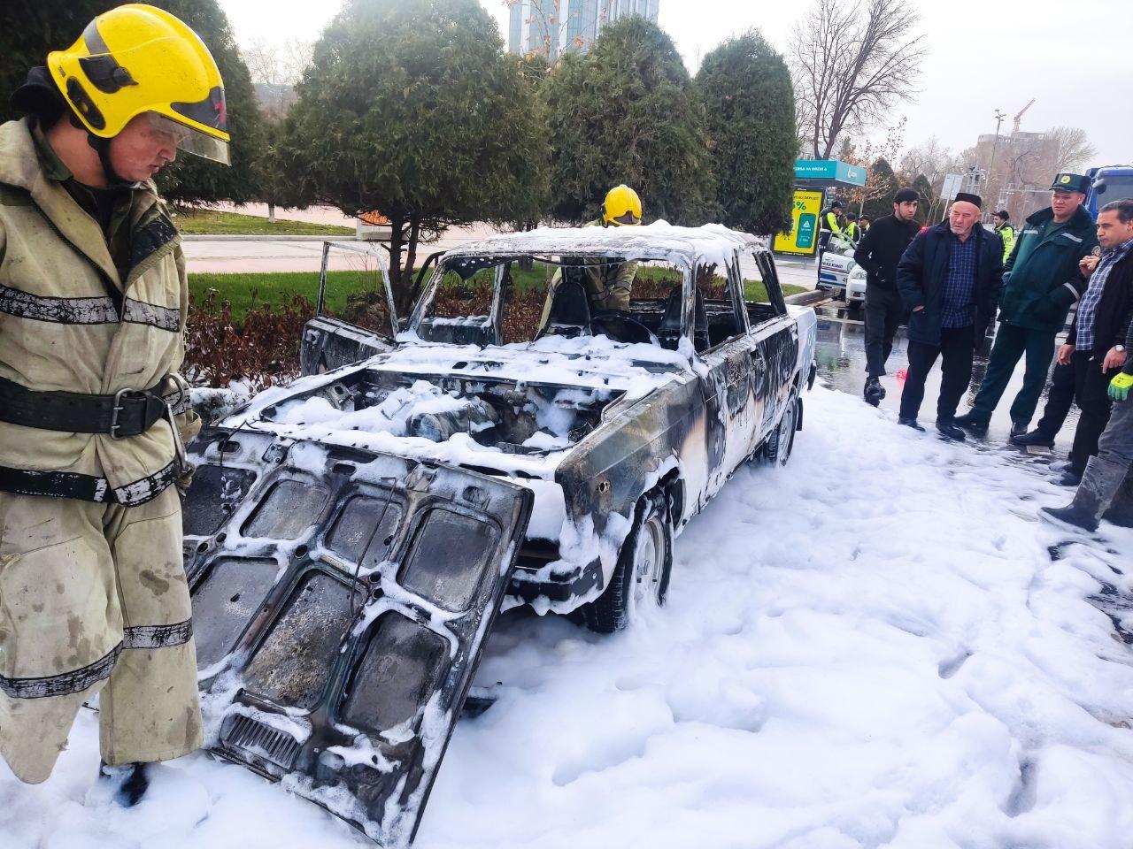 В Ташкенте на дороге дотла сгорела «Жигули»