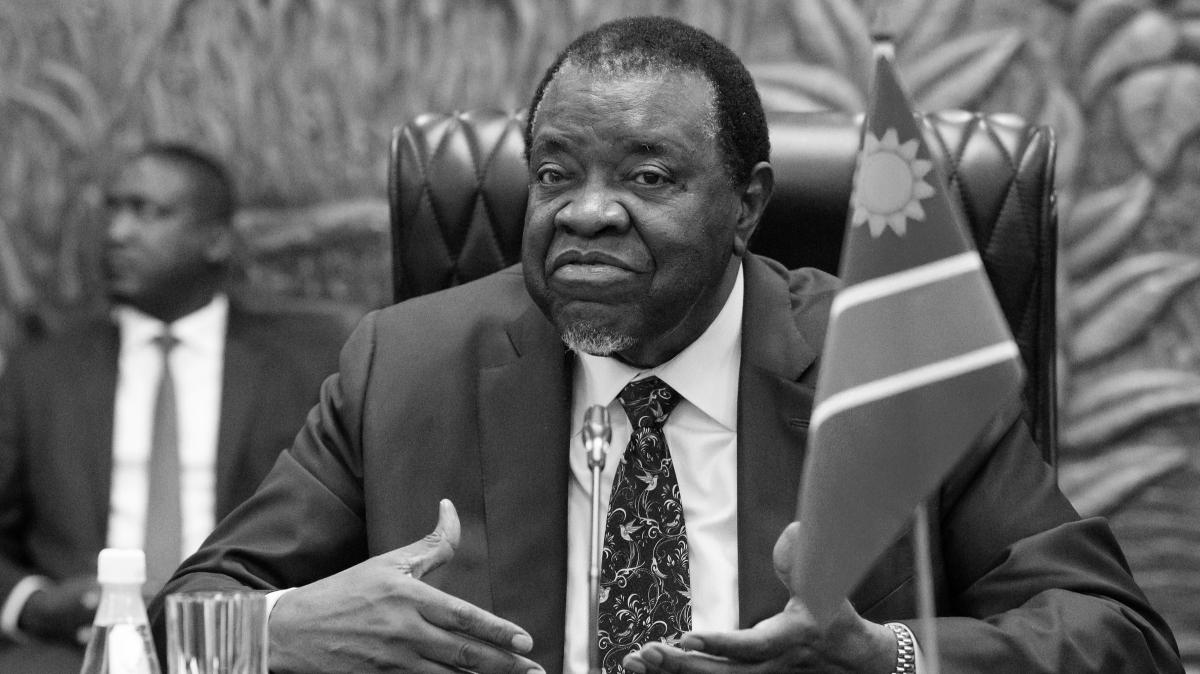 Намибия президенти саратон касаллигидан вафот этди