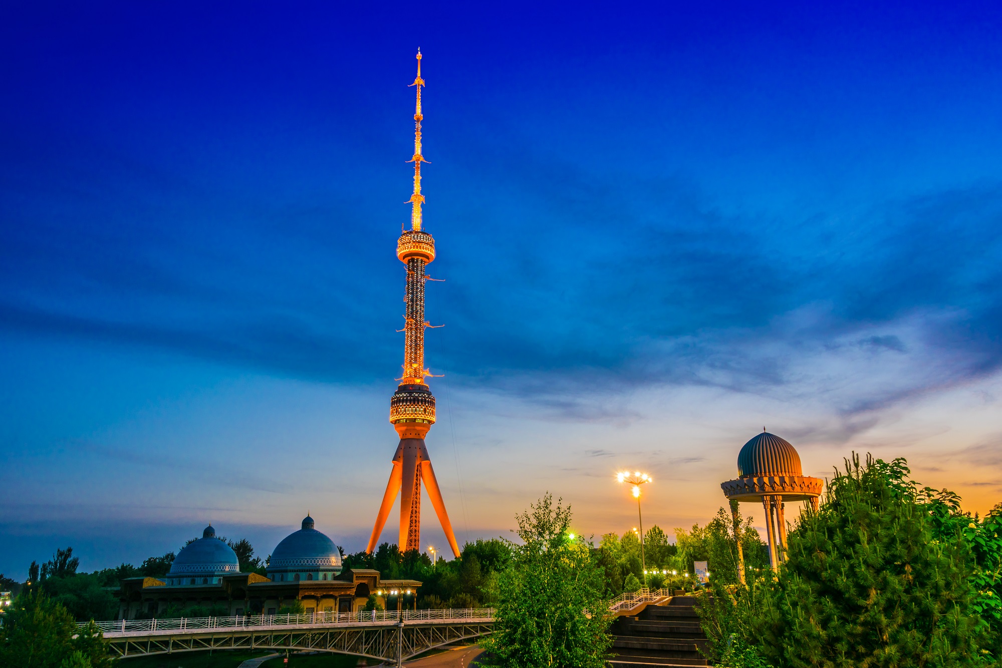 Oq yoki qora fonda suratga tushgan suvli qizlar videosi