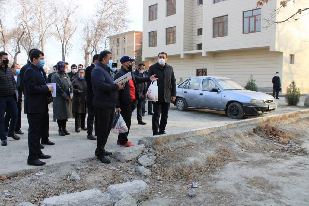 Хоким Ферганской области приостановил строительство внутри дворов