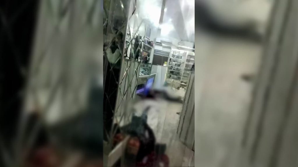 Вынесен приговор узбекистанцу, который зарезал свою жену и ее любовника в торговом центре - видео