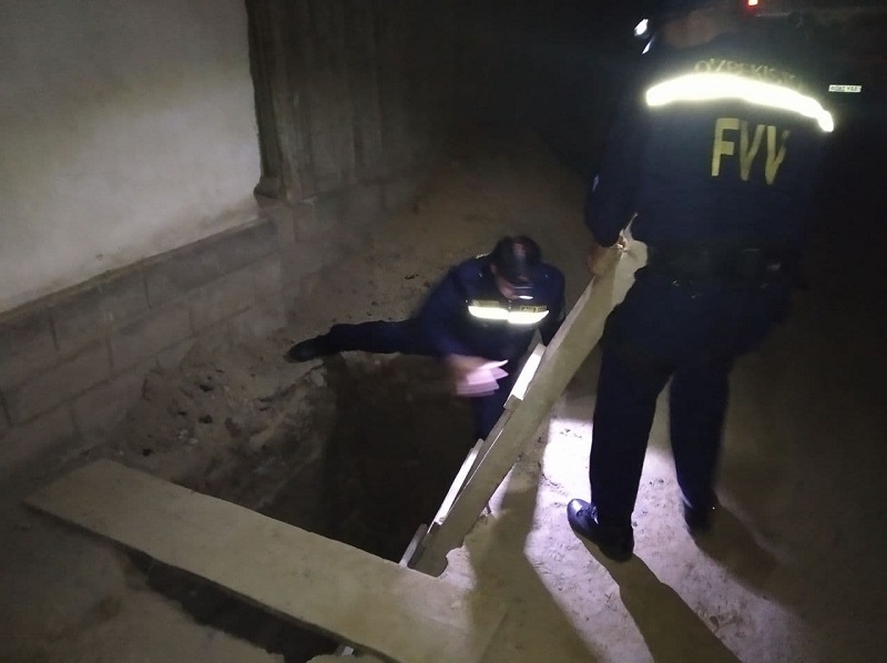 В Самарканде мужчина упал в вырытую им четырехметровую яму — фото