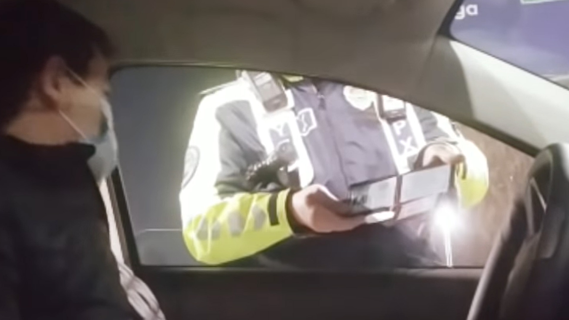 Сотрудник ДПС не оштрафовал водителя, двигавшегося по встречке – видео