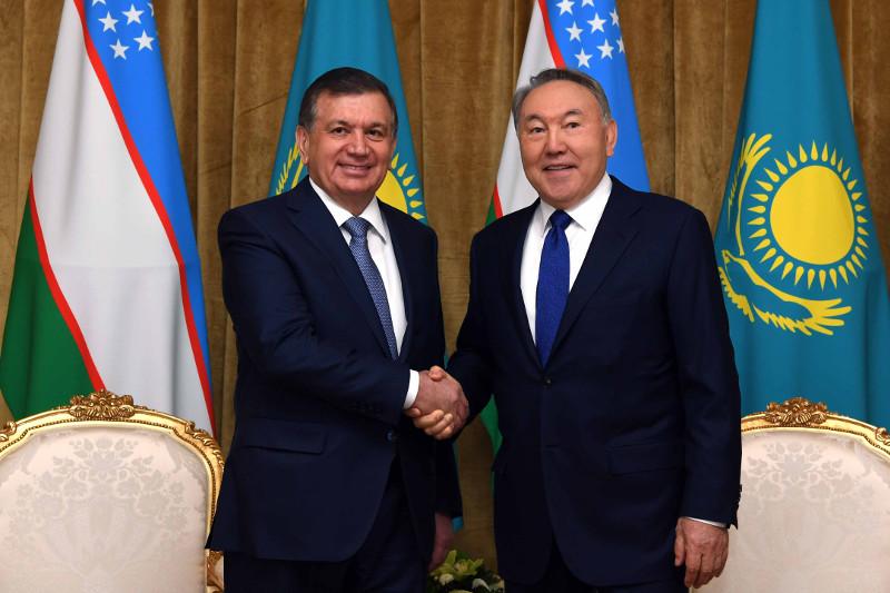 Президент Узбекистана провел телефонный разговор с первым президентом Казахстана