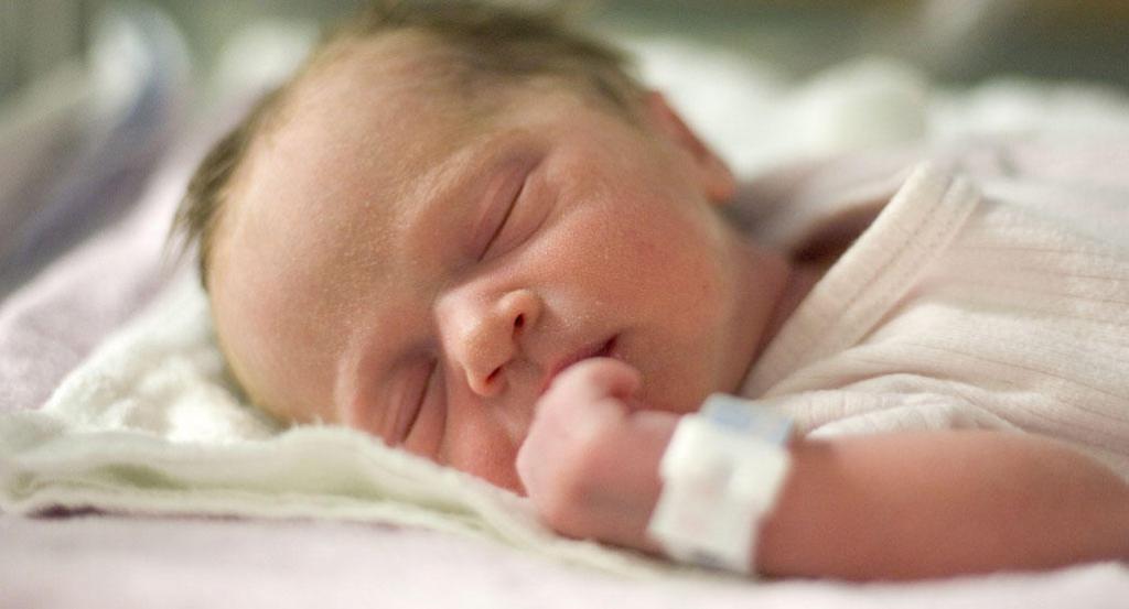 У новорожденного ребенка в Швеции выявлен новый штамм коронавируса