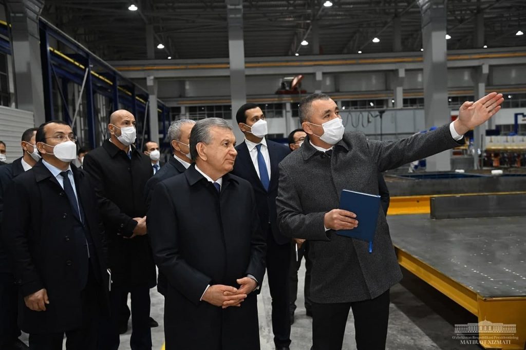 Шавкат Мирзиёев посетил производство железобетонных панелей в Ташобласти