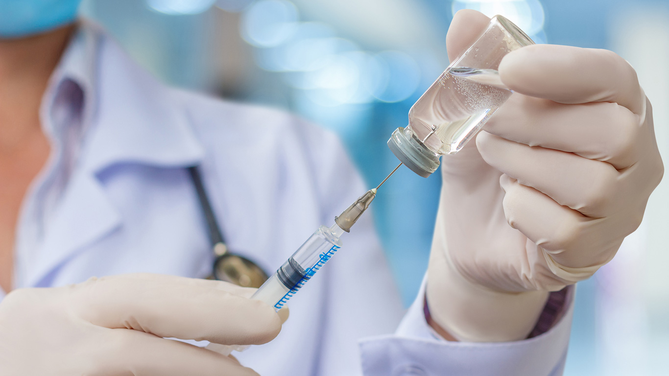 В европейском регуляторе лекарств признали тромбы редким побочным эффектом после вакцины Vaxzevria