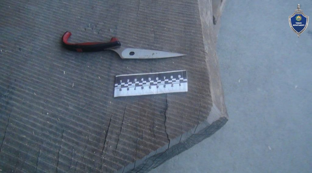 Гражданин ударил ножницами двух мужчин в Ферганской области