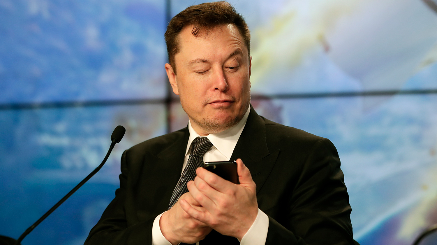 На Илона Маска подал в суд инвестор Tesla из-за «беспорядочных» твитов