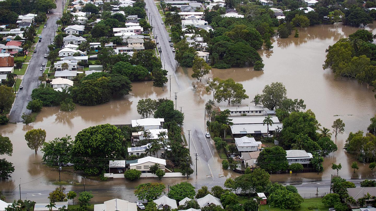 В Австралии началась эвакуация населения из-за наводнения — видео