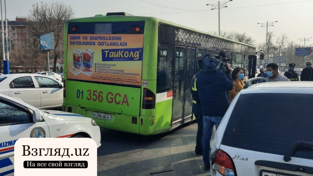 Matiz столкнулся с пассажирским автобусом в Ташкенте