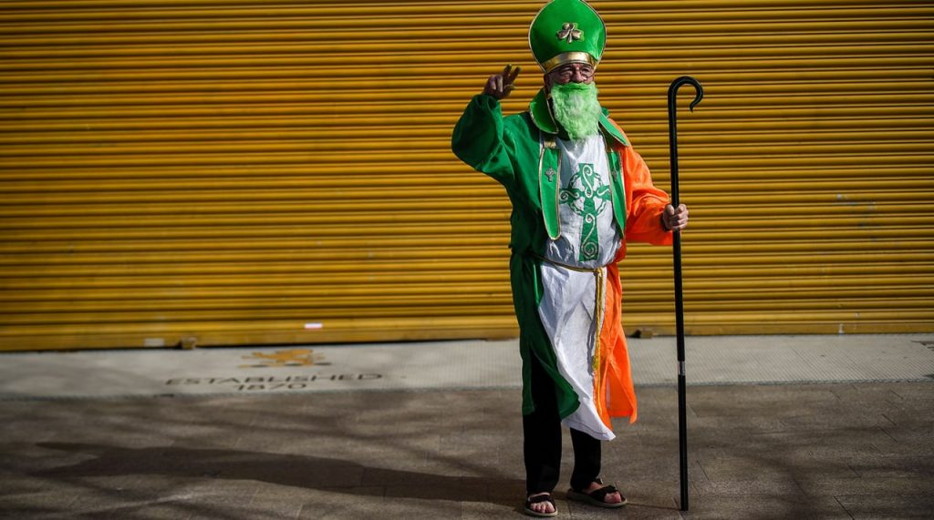 Протесты, задержания и костюмы: как в Дублине прошел День святого Патрика