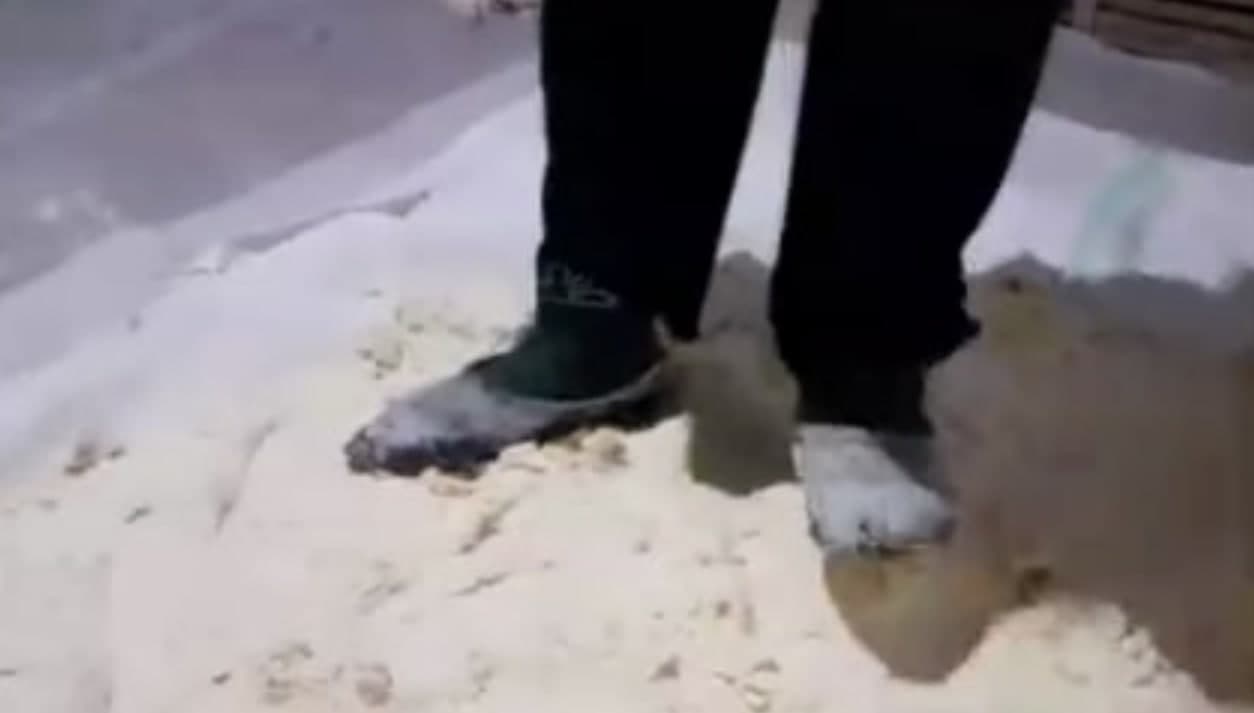 Женщина в Самарканде замешивала курт ногами в галошах — видео