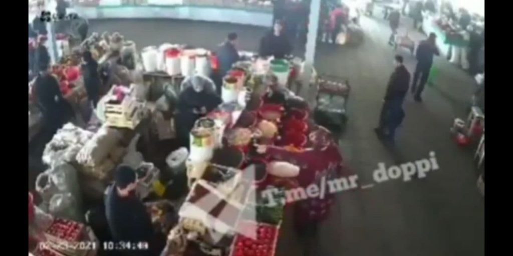 Между двумя женщинами на базаре произошла драка – видео